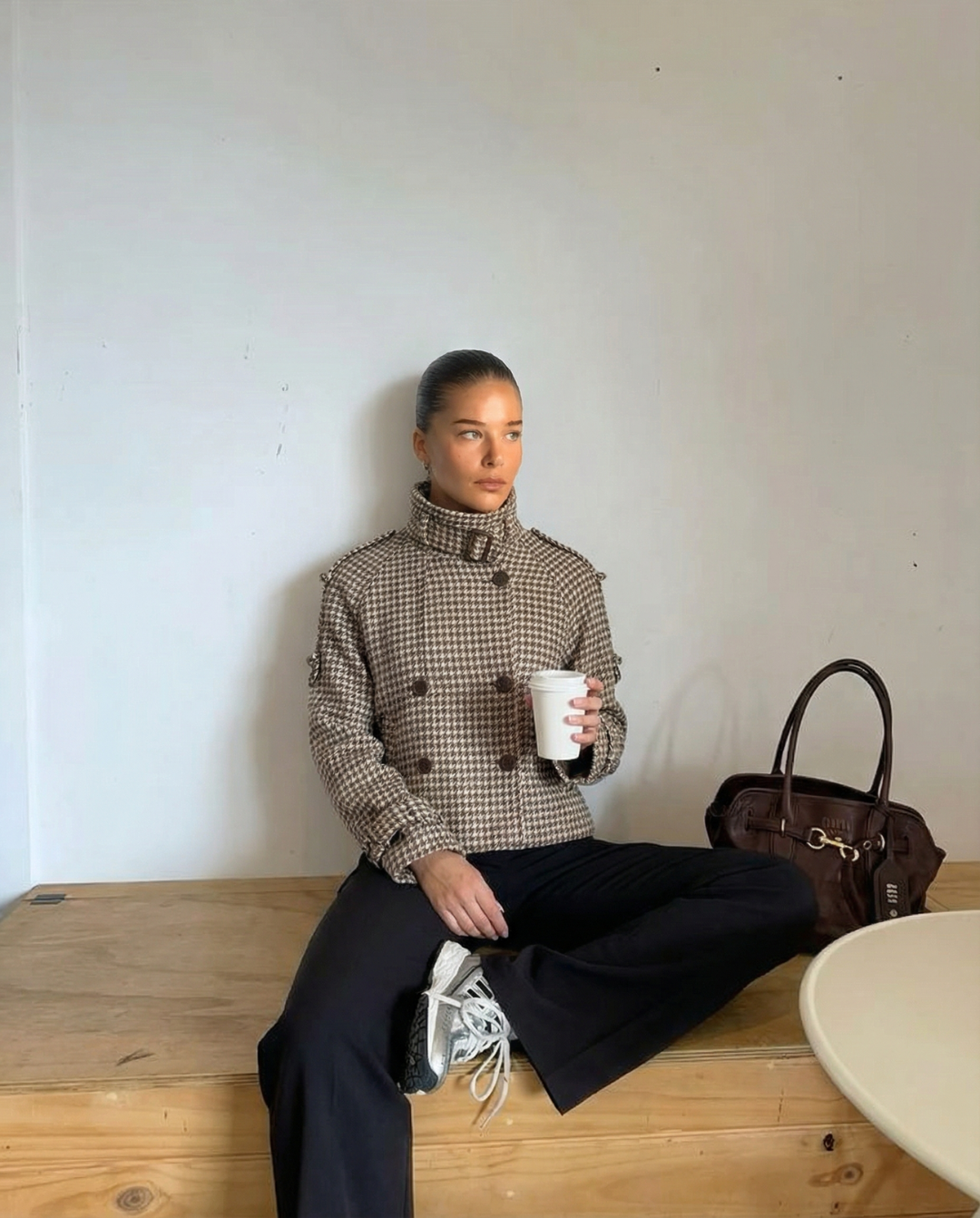 Justyna | Krótki płaszcz trench w klasyczny wzór pepitki