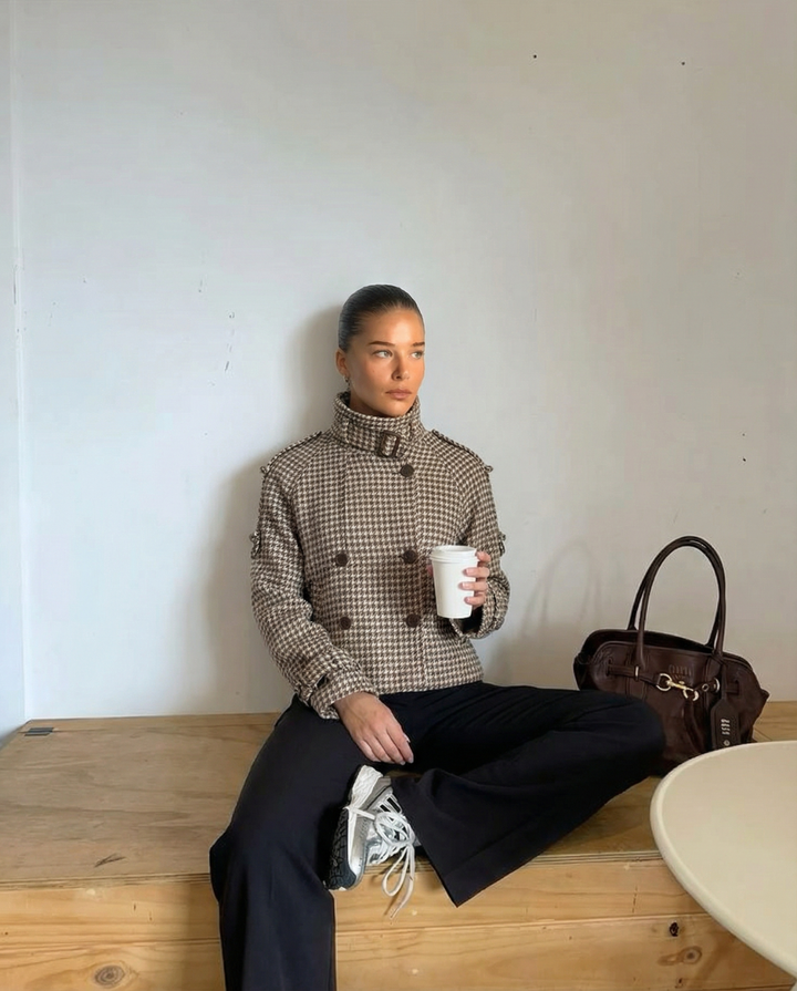 Justyna | Krótki płaszcz trench w klasyczny wzór pepitki