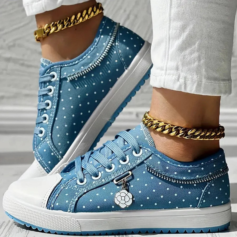Floria | Sneakersy z siateczką, haftem kwiatowym i dekoracyjną zawieszką