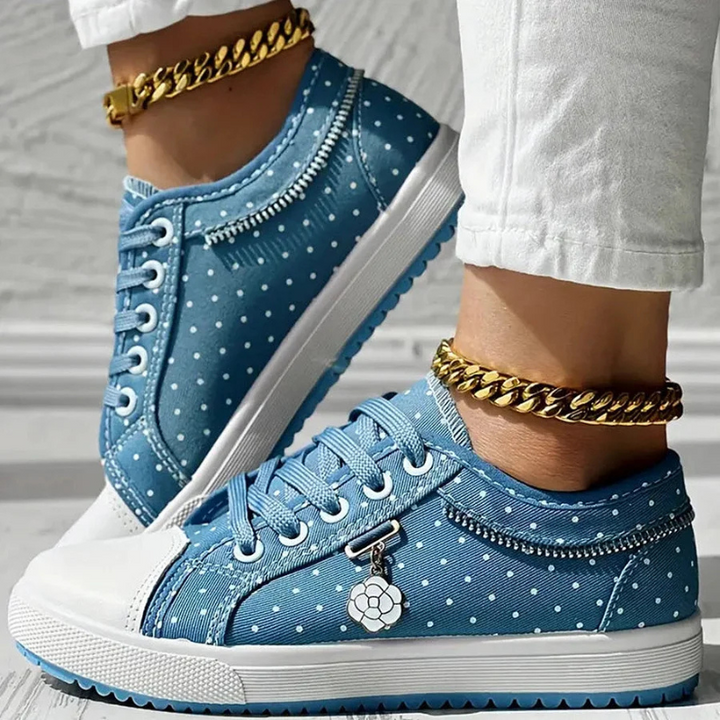 Floria | Sneakersy z siateczką, haftem kwiatowym i dekoracyjną zawieszką