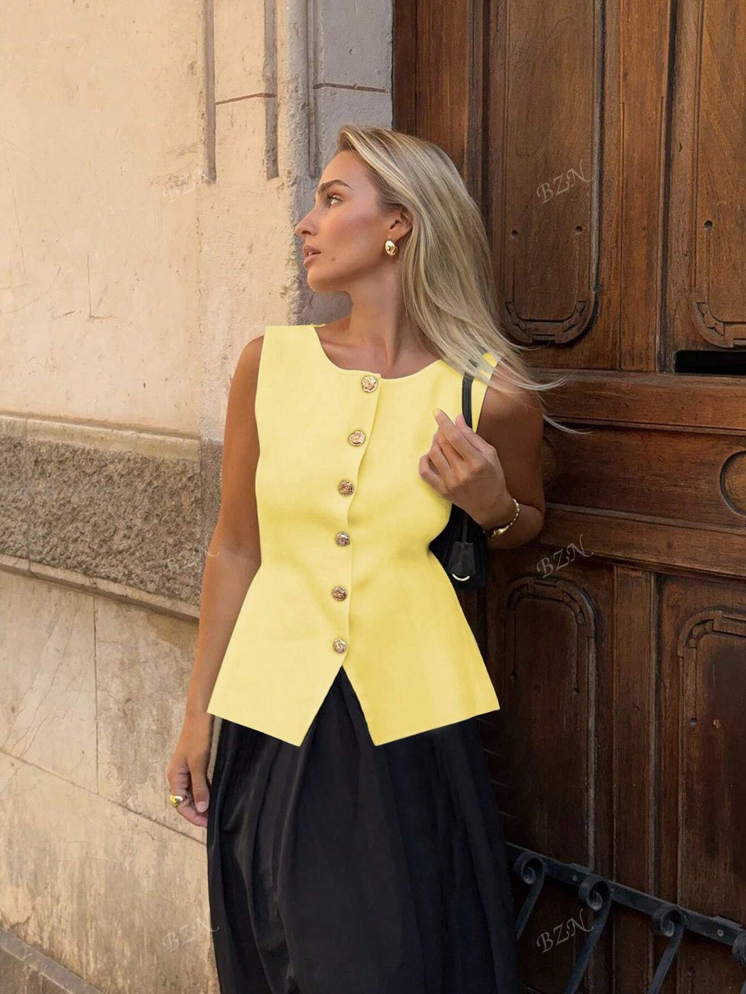 Bożydara | Elegancki bezrękawnik damski z ozdobnymi guzikami