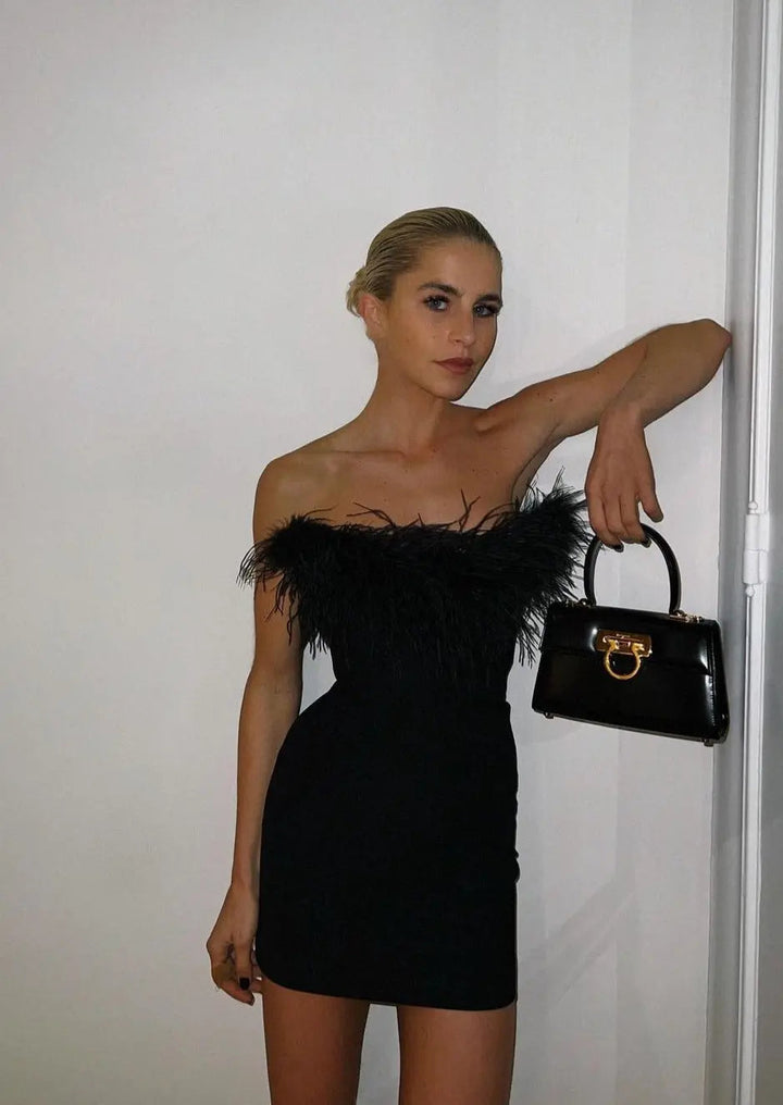 Kaminski | Elegancka sukienka mini bez ramiączek z piórami | Aleksandra