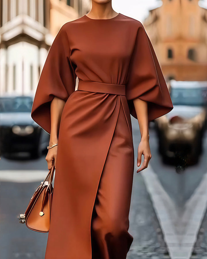 Celestine - Elegancka Sukienka z Lampasowymi Rękawami i Paskiem