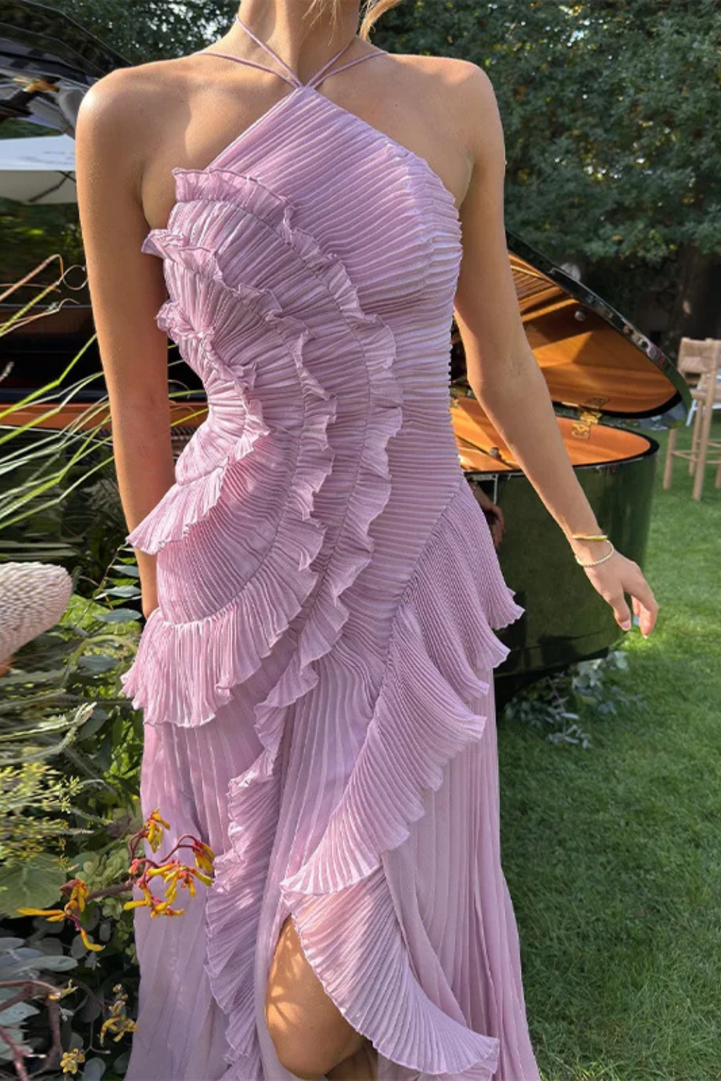 Kaminski | Elegancka plisowana sukienka maxi z falbanami
