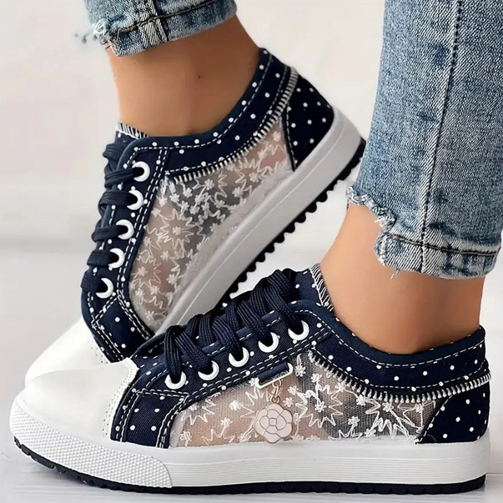 Floria | Sneakersy z siateczką, haftem kwiatowym i dekoracyjną zawieszką