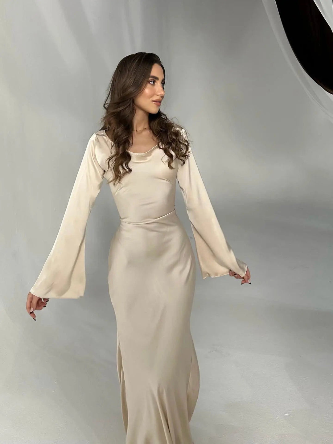 Kaminski | Sukienka maxi elegancka z długim rękawem i zwiewnym krojem | Zuzanna