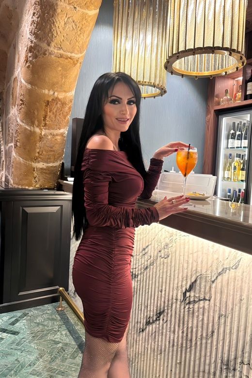 Dopasowana sukienka typu off-shoulder - Celia