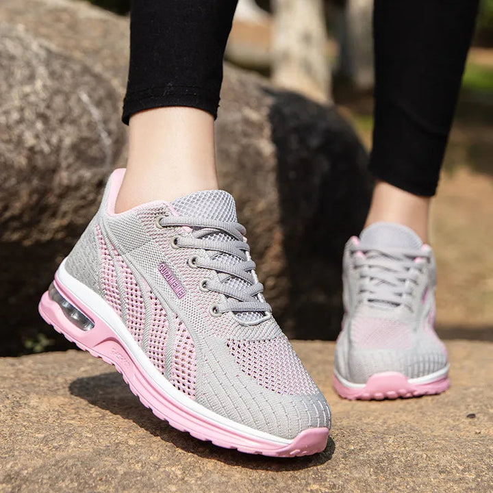 Lekko wyściełany sneaker - Gina