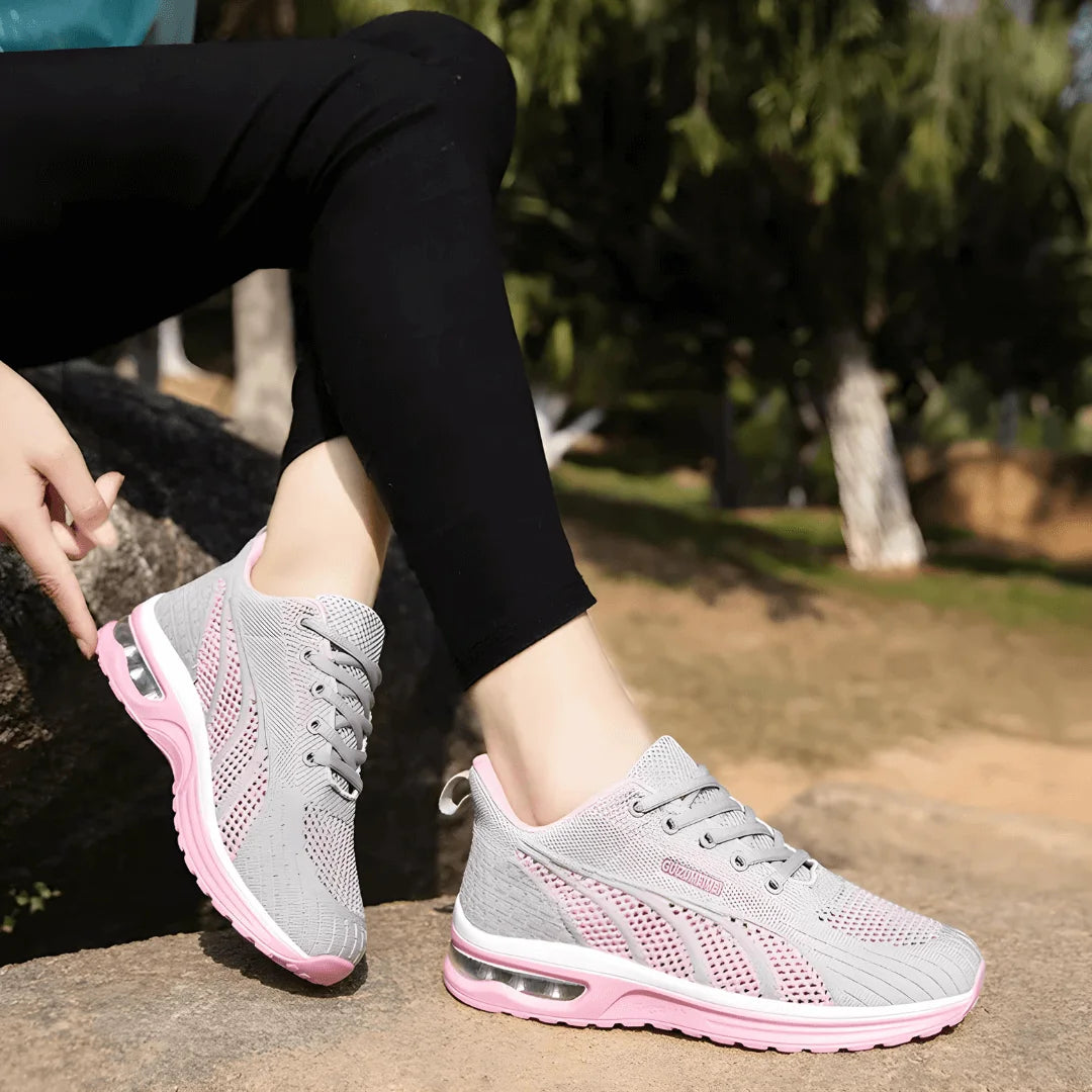 Lekko wyściełany sneaker - Gina