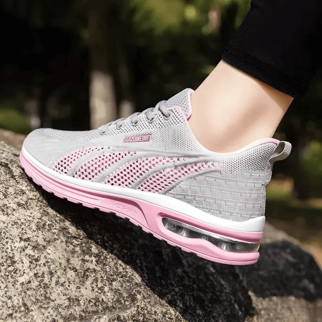 Lekko wyściełany sneaker - Gina