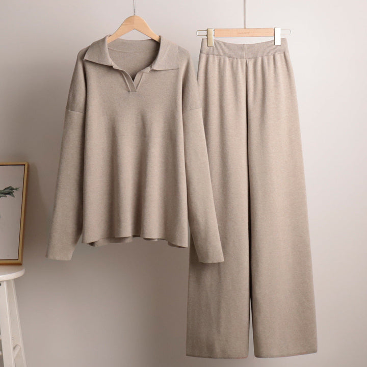 Indy | Damski dres z oversize polo swetrem i szerokimi spodniami w kolorze piaskowym