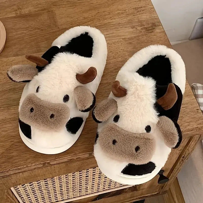 Kapcie z pluszu w designie krowy – PlushCow