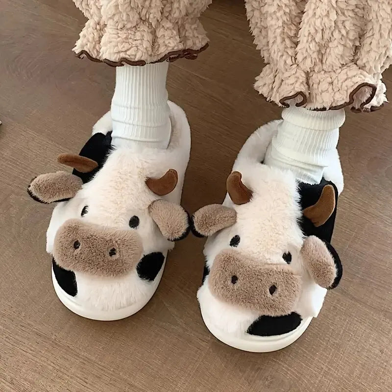 Kapcie z pluszu w designie krowy – PlushCow