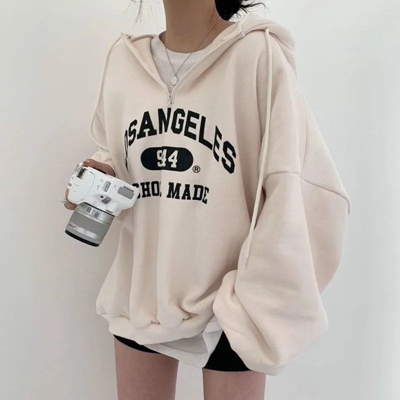 Manon | Oversize bluza z kapturem z nadrukiem w stylu college