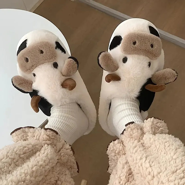 Kapcie z pluszu w designie krowy – PlushCow