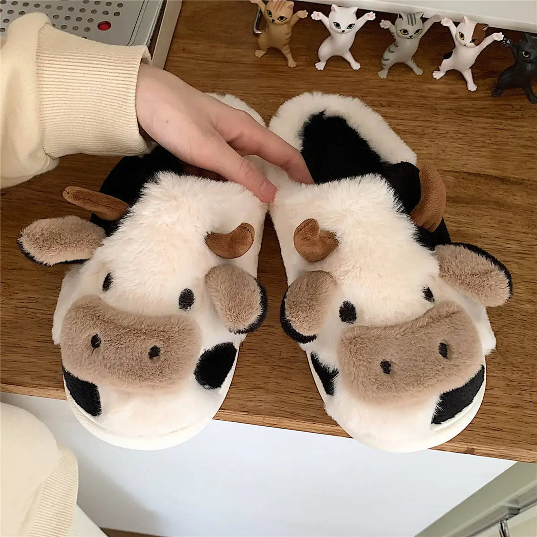 Kapcie z pluszu w designie krowy – PlushCow
