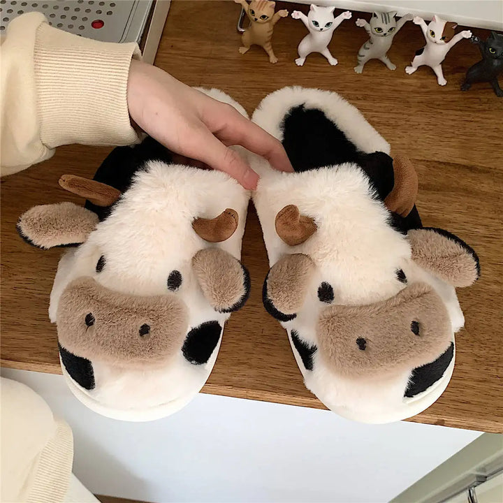 Kapcie z pluszu w designie krowy – PlushCow
