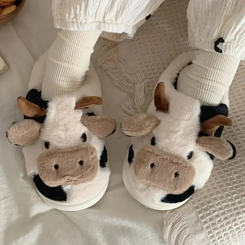 Kapcie z pluszu w designie krowy – PlushCow