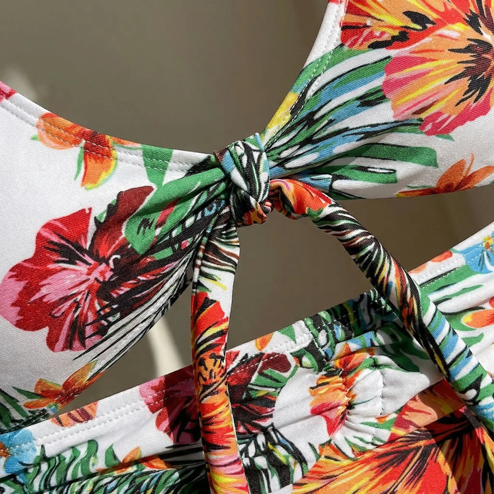 Trzyczęściowy komplet bikini w tropikalne kwiaty - Dixie