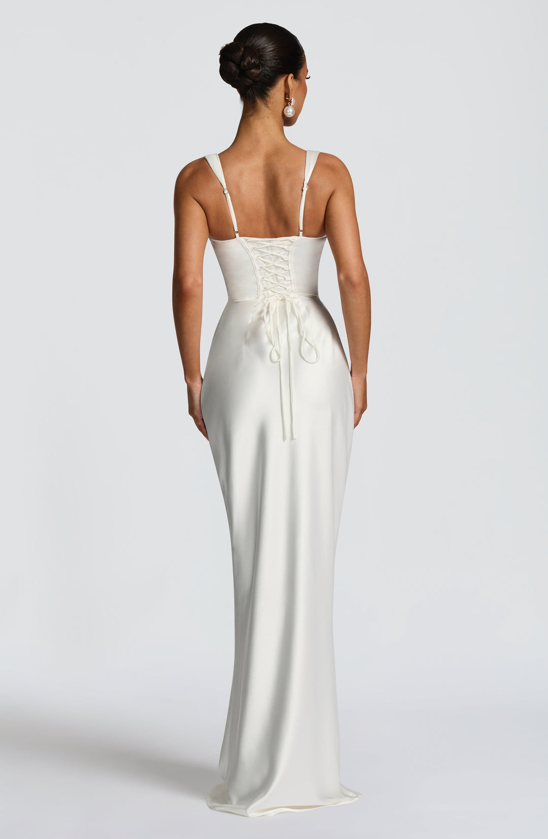 Kaminski | Elegancka satynowa suknia maxi z kwadratowym dekoltem