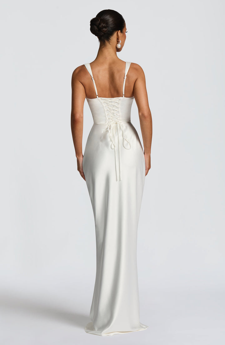 Kaminski | Elegancka satynowa suknia maxi z kwadratowym dekoltem