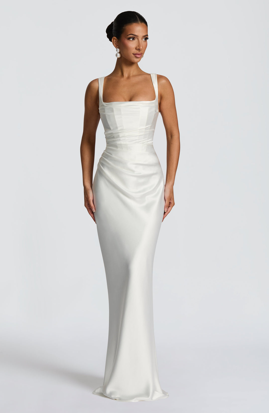 Kaminski | Elegancka satynowa suknia maxi z kwadratowym dekoltem