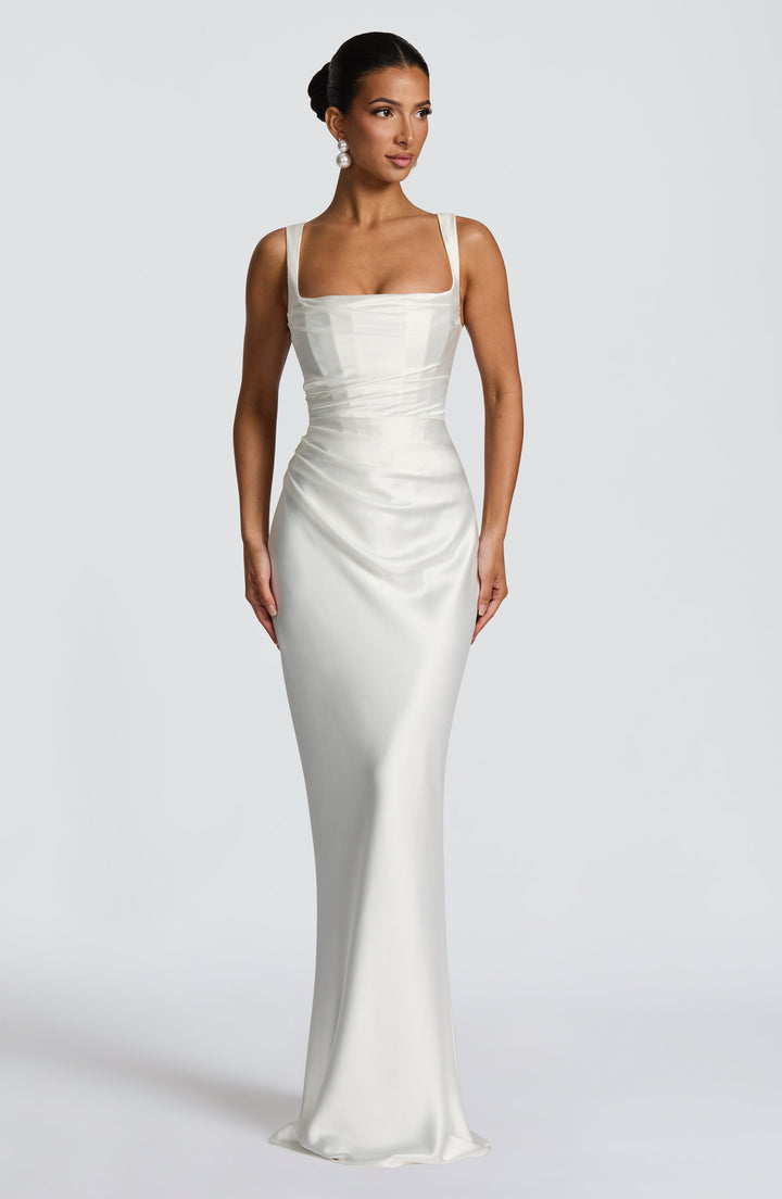 Kaminski | Elegancka satynowa suknia maxi z kwadratowym dekoltem