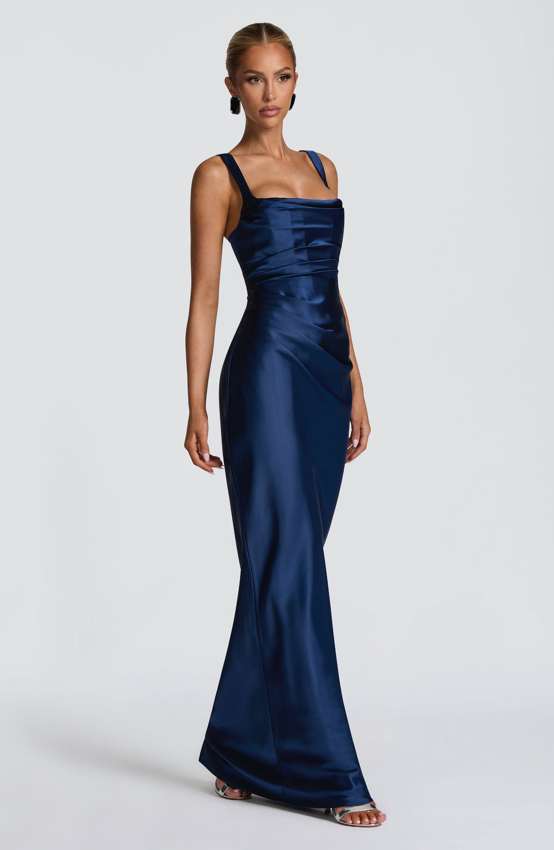 Kaminski | Elegancka satynowa suknia maxi z kwadratowym dekoltem