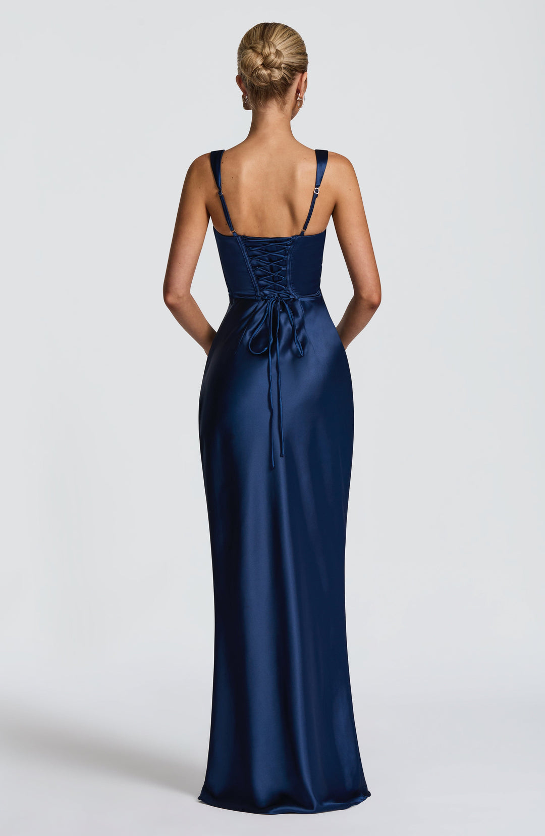 Kaminski | Elegancka satynowa suknia maxi z kwadratowym dekoltem