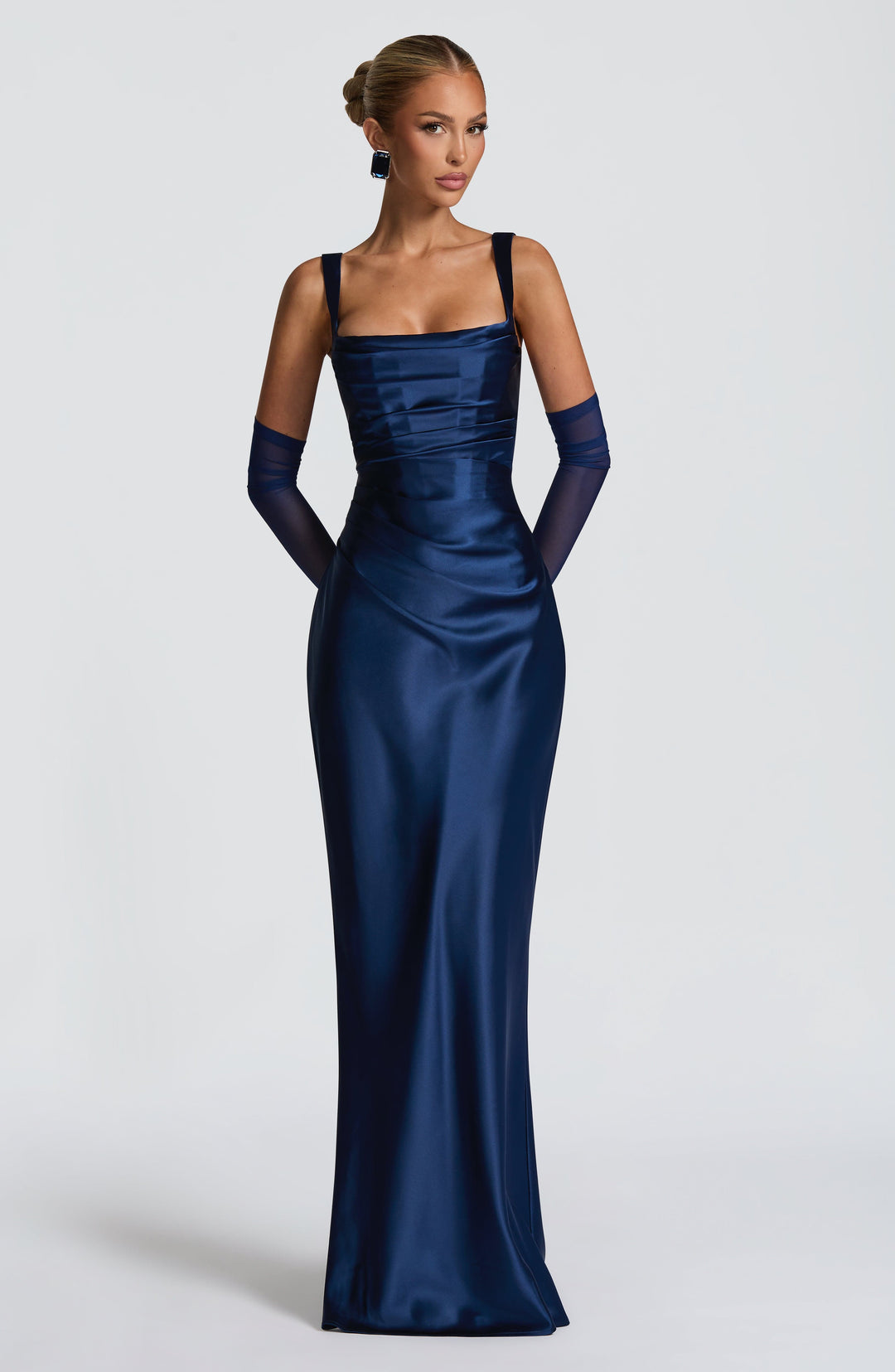 Kaminski | Elegancka satynowa suknia maxi z kwadratowym dekoltem