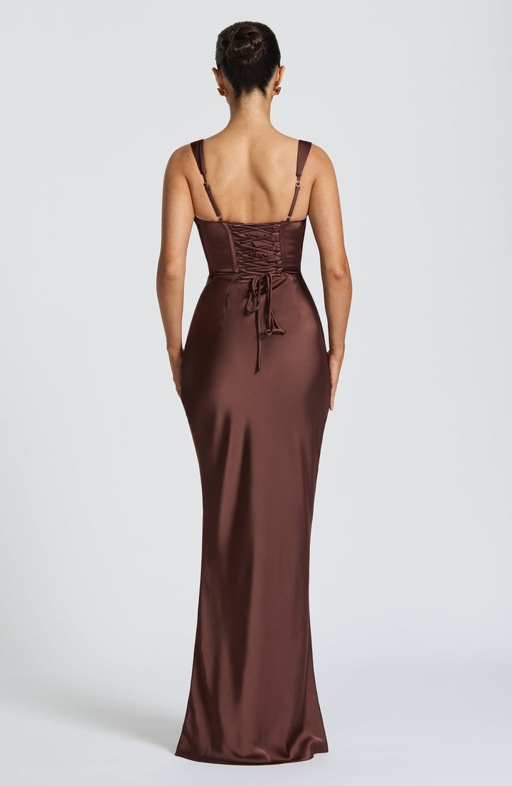 Kaminski | Elegancka satynowa suknia maxi z kwadratowym dekoltem