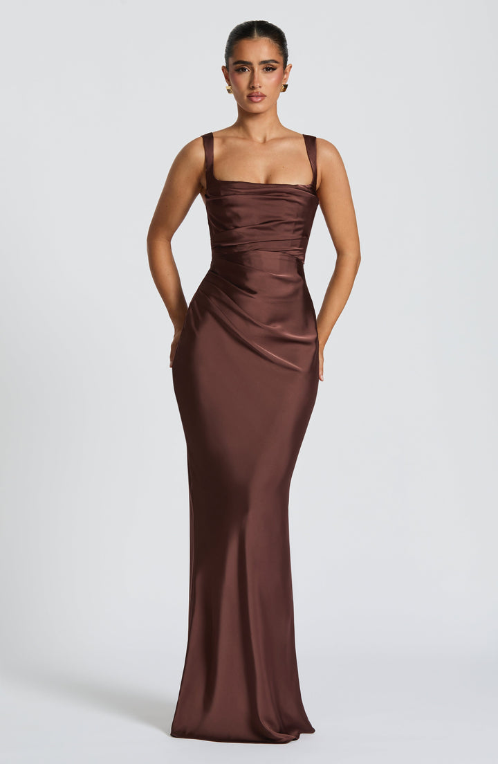 Kaminski | Elegancka satynowa suknia maxi z kwadratowym dekoltem