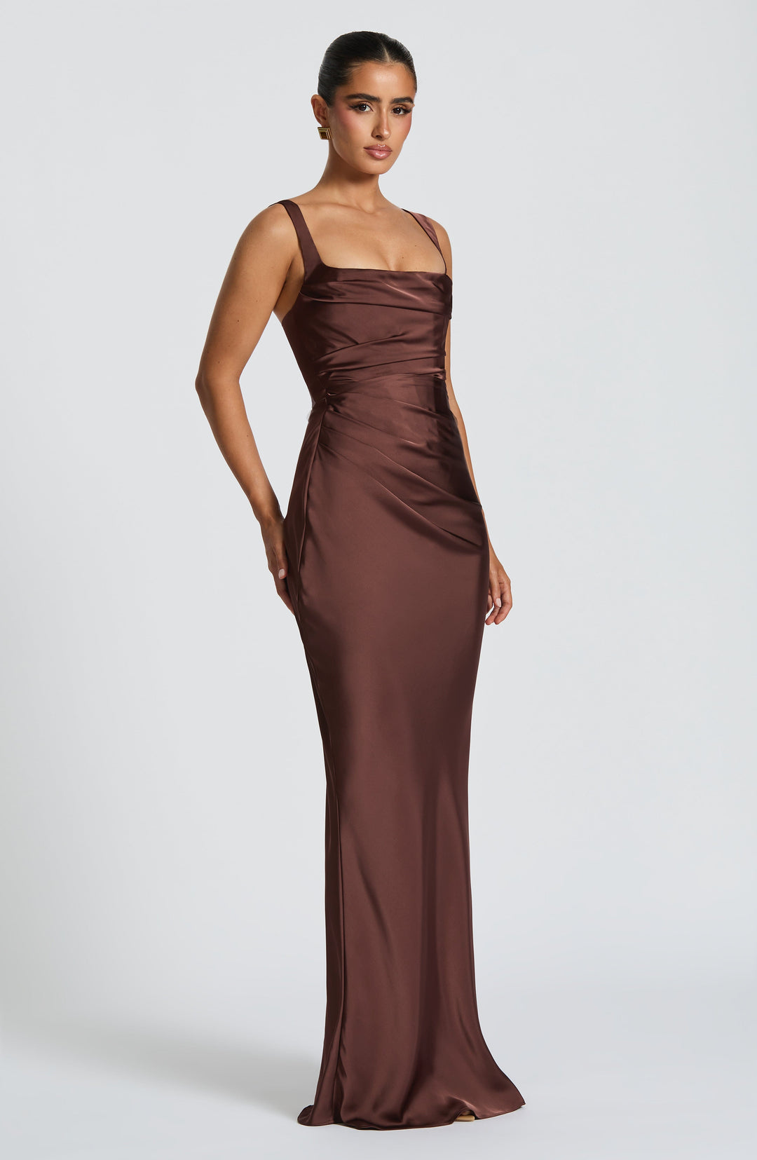 Kaminski | Elegancka satynowa suknia maxi z kwadratowym dekoltem