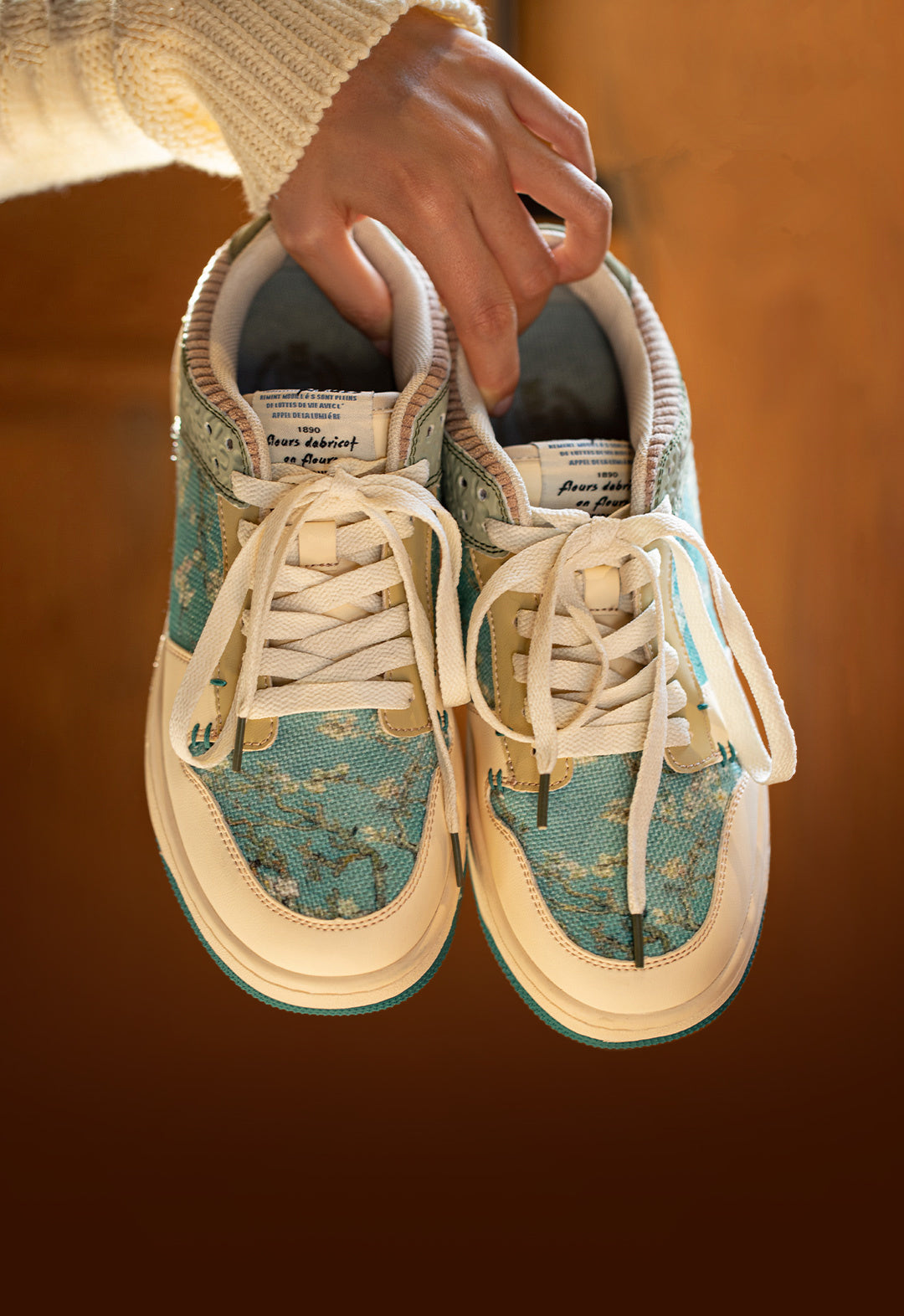 Stylowe unisex sneakersy z nadrukiem kwiatów migdałowca – Arta