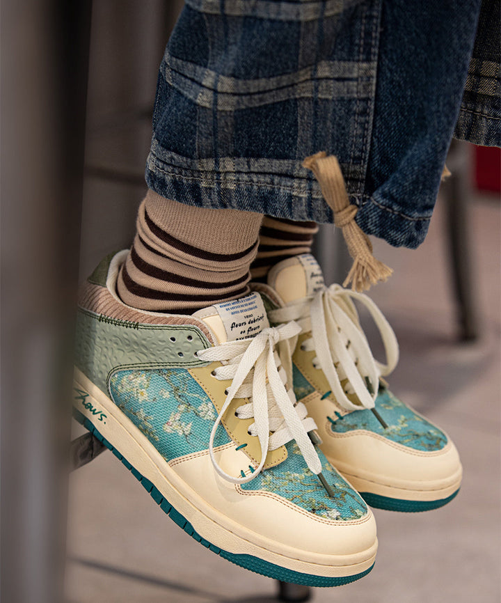 Stylowe unisex sneakersy z nadrukiem kwiatów migdałowca – Arta