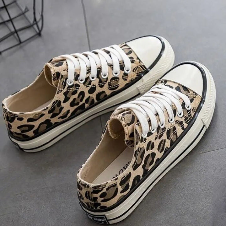 Stylowe damskie sneakersy w panterkę – Savannah