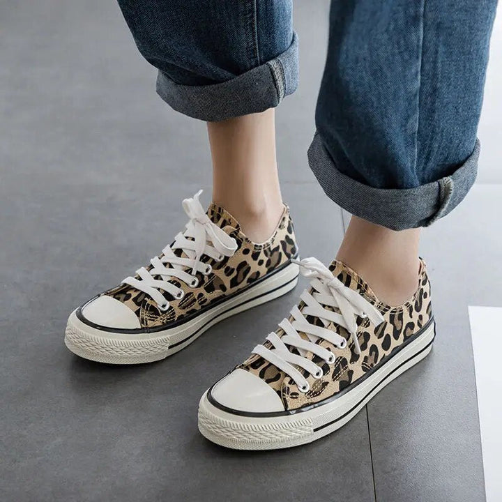 Stylowe damskie sneakersy w panterkę – Savannah