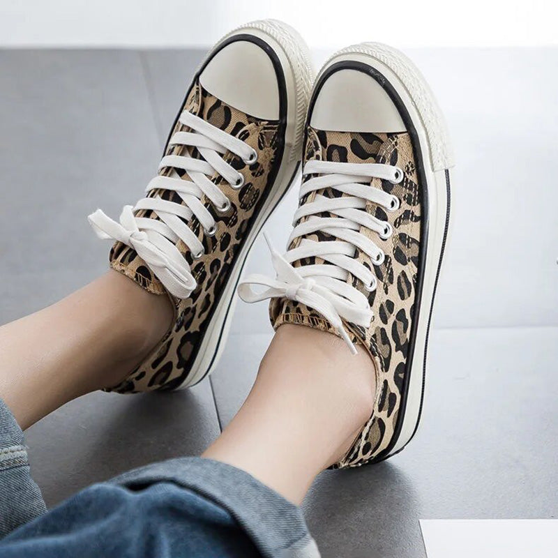 Stylowe damskie sneakersy w panterkę – Savannah
