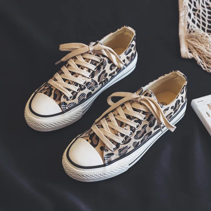 Stylowe damskie sneakersy w panterkę – Savannah