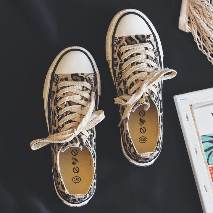Stylowe damskie sneakersy w panterkę – Savannah
